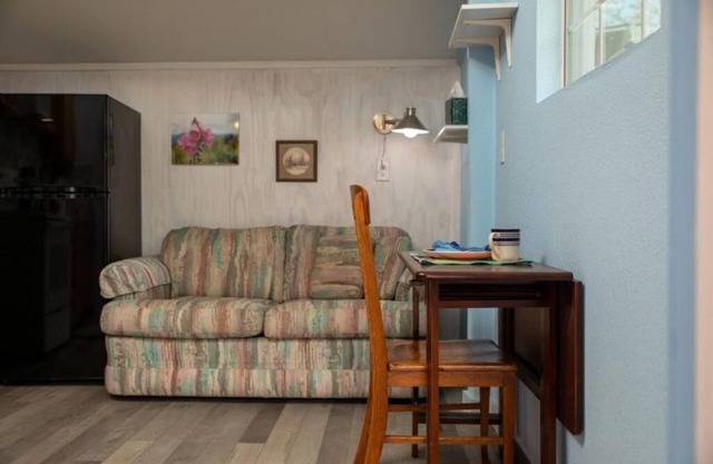 Welcome to Your Charming 1-bedroom Cottage - Experience Tranquility and Comfort