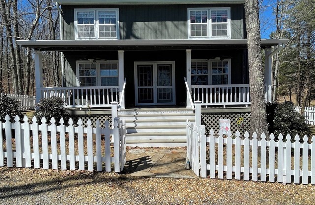 Welcoming 3-bedroom cabin with AC in Gaylesville