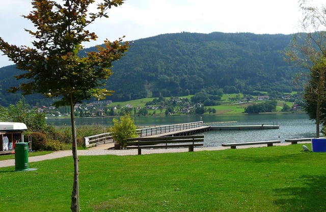 Well maintained, quiet, with indoor pool, park-like grounds and access to the lake