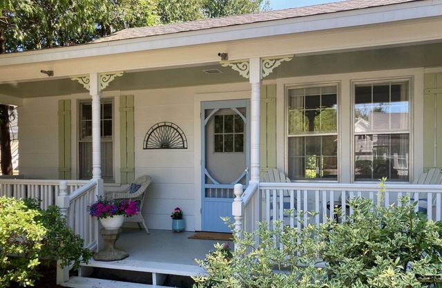 Wes's Landing at Cedar Glen, Ephraim Cottage, One Block from Water and Sunset