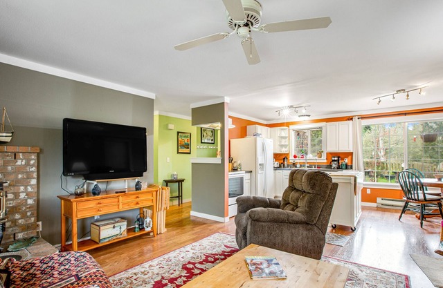 Whidbey Retreat with firepit, fenced yard, al fresco dining, & WiFi