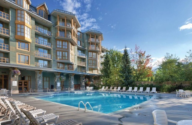 Whistler Village Cascade Lodge Resort, Walk or Shuttle to lifts Year round Pool!