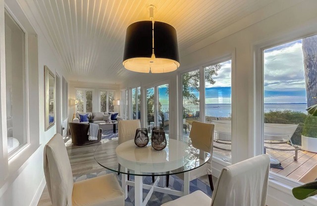 White Point Cottage - Quiet Waterfront Getaway