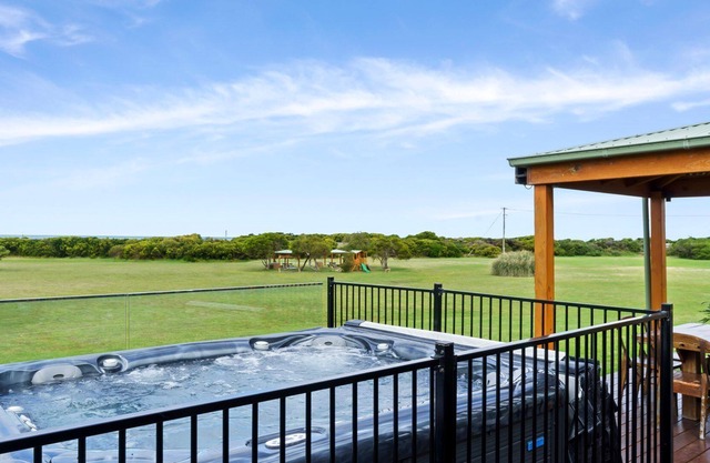 Wild Dog - 3 bdrm with out-door hot tub
