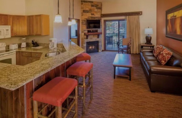Wilderness Resort - Deluxe Two-Bedroom Sleeps 8 with 8 wristbands