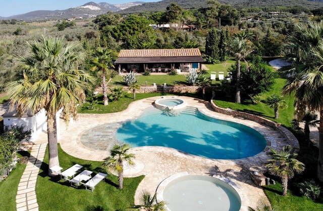 Wonderful private villa with WIFI, private pool, hot tub, A/C, TV, patio and pets allowed