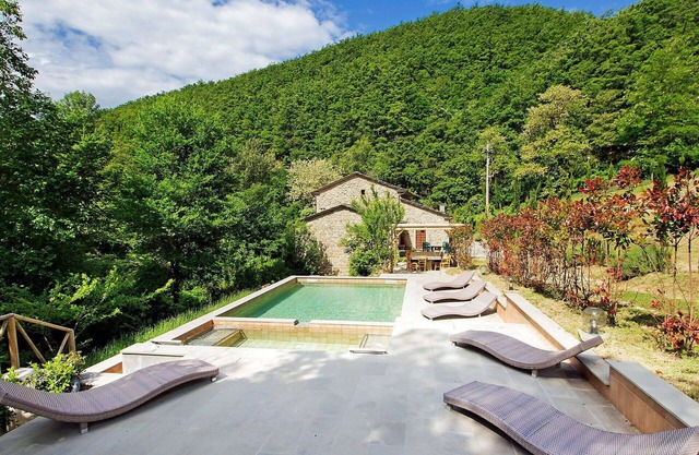 Wonderful private villa for 15 guests with hot tub, WIFI, private pool, TV, patio and pets allowed