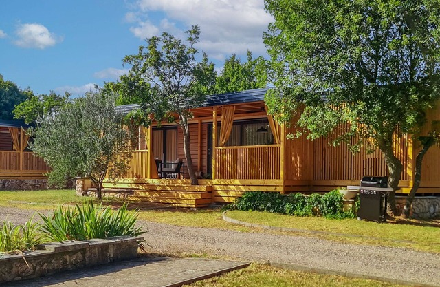 Wonderful private villa for 5 guests with A/C, hot tub, pool, WIFI, TV, terrace and pets allowed