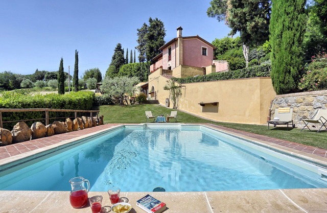 Wonderful private villa for 10 guests with WIFI, A/C, private pool, TV, patio and pets allowed