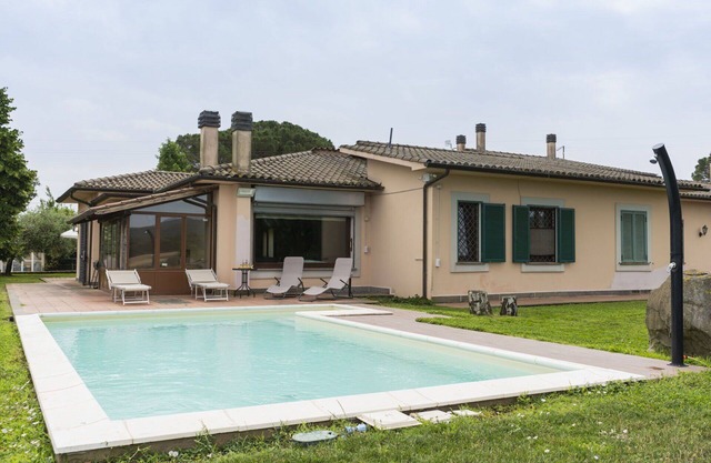 Wonderful private villa for 8 people with WIFI, A/C, private pool, TV, pets allowed and parking