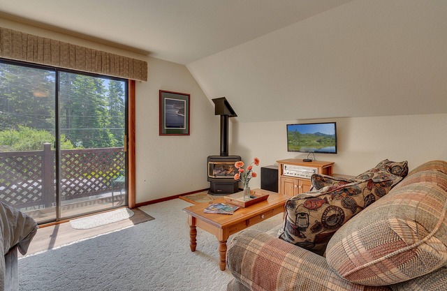 Woodland Hideaway: Studio, 1 BA Apartment in Tahoe City, Sleeps 4