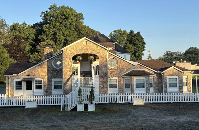 Woodward Villa D - Steps to Downtown Dahlonega