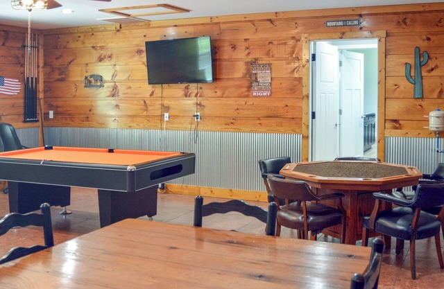 Wraparound Porch: Home Near Dtwn Crossville!