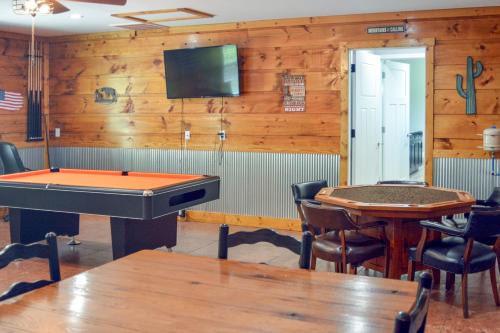 Wraparound Porch Home Near Dtwn Crossville!