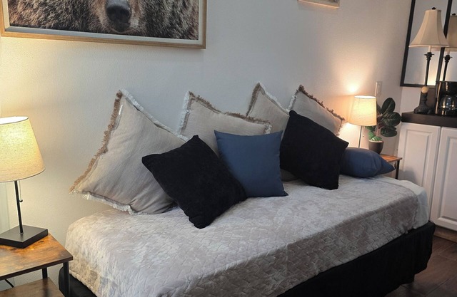 YoY Hot Tub 8 Guests 3 minutes from I-10 & Loop 375 food, banks, shopping +