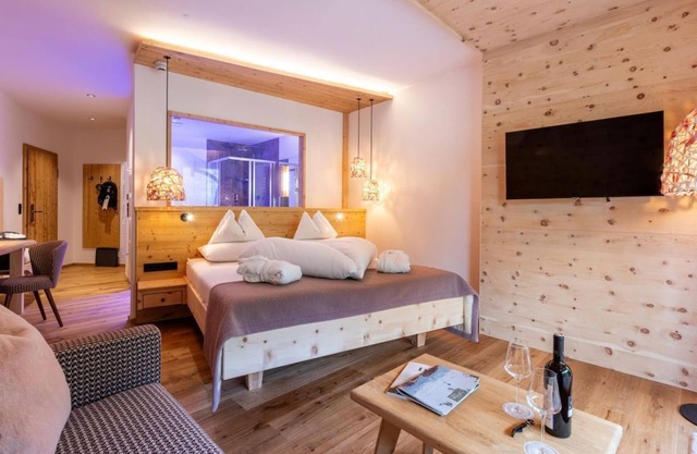 "Zirbe Romantik" - double room w. Bathtub, WC (4 - 6 n.) - Nature and wellness hotel