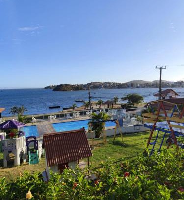 Sao Pedro da Aldeia Apartment | À 20min da PRAIA do Forte - TOP 1 QUARTO com ESTACIONAMENTO em Condomínio com VISTA INCRIVEL - PORTARIA 24h, PISCINA, Sauna e Parquinho Infantil - Apartamento com Ar condicionado, Smart TV, Wi-Fi, Cozinha Completa, apenaaldeia