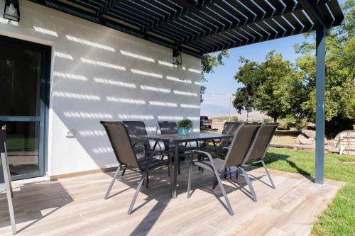 Bruchim Qela' Alon Villa | אצל אהרונ'ק Aronek's Place
