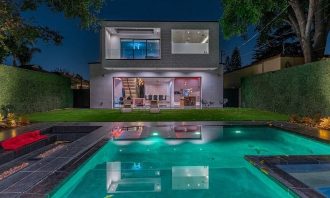 West Toluca Lake Villa | ৎ୭Kling Manor Luxৎ୭ pool, Hot tub, and more.