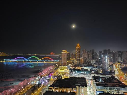 Dao Li Apartment | 比邻中央大街江景公寓 楼下松花江 索道 地铁 防洪纪念塔