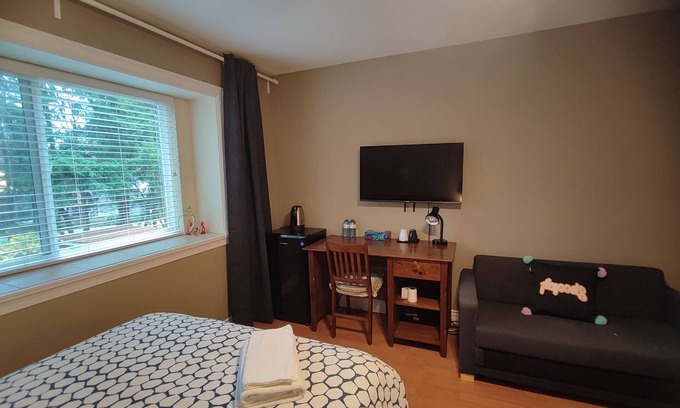 Burnaby Villa | 近邻商业中心Metropolice,安静内街,中央空调,2张双人床。