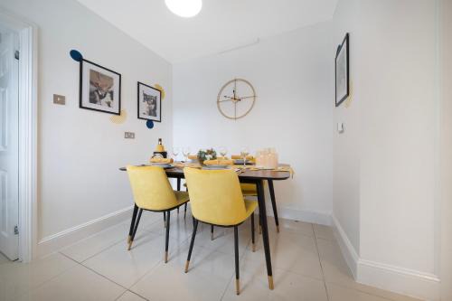 Gloucester House | 1 bed house, free parking, 15 minutes from Cheltenham races