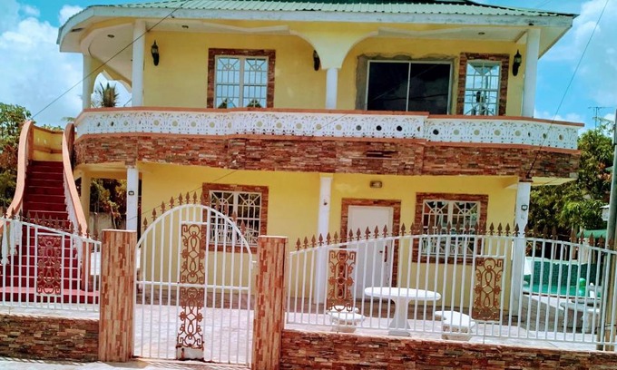 Georgetown House | 1 Bed Villa - Sleeps 4 - Pool - Parking - Wifi