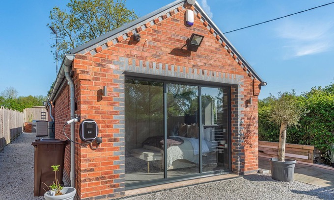 Coton in the Elms Cottage | 1 bedroom accommodation in Meriden, near Coventry