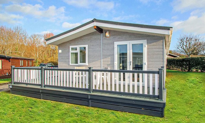 New Forest District Ski Chalet | 1 bedroom accommodation in Milford-on-Sea, Nr Lymington