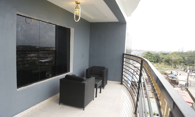 Ofin House | 1-bedroom Flat - Sleeps 3 - Pool - Spa - Parking