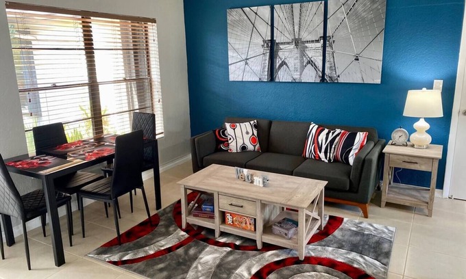 Poinsettia Heights Apartment | 1-BR, strong wifi, free parking, beach gear