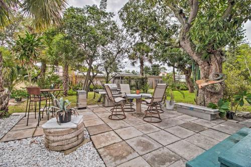 Lake Worth House | 1 Mi to Beach Lake Worth Abode with Outdoor Oasis!