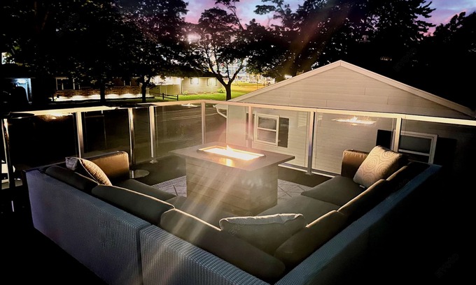 Green Bay House | 1 min -> Lambeau & Resch ๐ Rooftop Patio w/Fire Table ๐ฅ Entertainment Garage ๐