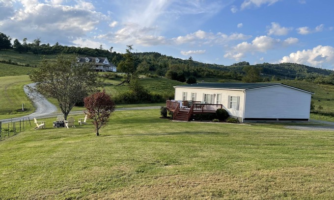 Deep Gap House | ① Pets OK ② 55" HDTV ③ 5min to Blue Rid ③ Fire Pit