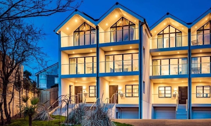 Porth House | 1 The Strand is a contemporary house sleeping nine guests across four bedrooms