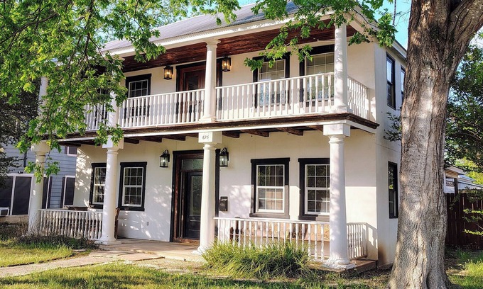New Braunfels House | 100 yr old downtown historical home!