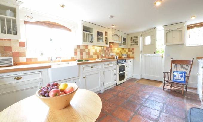 Pin Mill Cottage | 105 m² Cottage ∙ 2 bedrooms ∙ 4 guests
