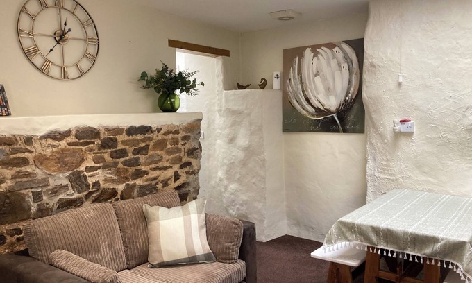 Holsworthy Resort | 11.5 acre farm stay for whole family in 3 x cottages-sole use pool/hot tub/river
