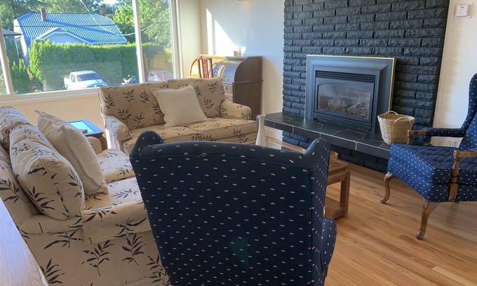 Saanich House | #116 Darwin Ave - 3 Bedroom Comfy House