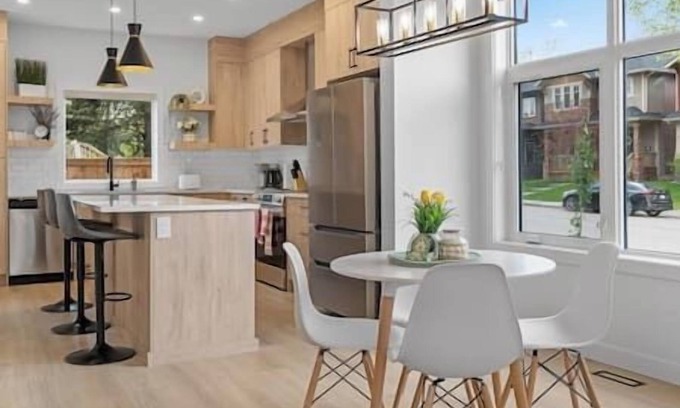 Southwest Calgary House | 12 Guests | 2 King Beds | Ping Pong| 6 BR| Garage