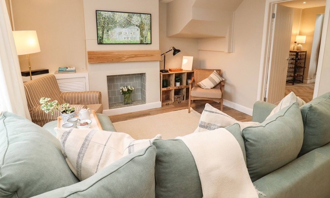 Cheltenham Cottage | 14 NORTHFIELD PASSAGE, family friendly, with a garden in Cheltenham