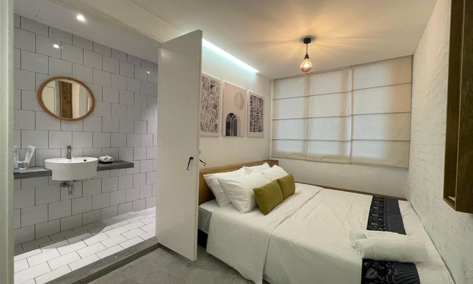 Seri Kembangan Bed & Breakfast | 1502A by Mushroom Projects