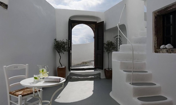 Oia Hotel | 1864 The Sea Captain's House