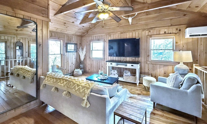 Mirror Lake Cabin | 1930's Highlands Hideaway, Restored Cozy Cabin, Dog Friendly, Fiber Optic WI-FI