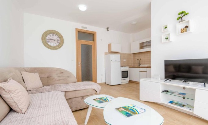 Burtaisi Apartment | 1bd Modern Apt in Dobra Voda with Roof Access "Moka"