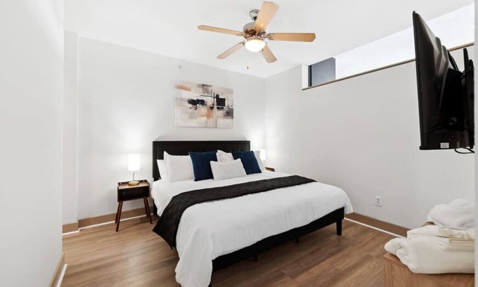 Deep Ellum Apartment | 1Br Apt in Deep Ellum with King bed, Pool & Outdoor Space