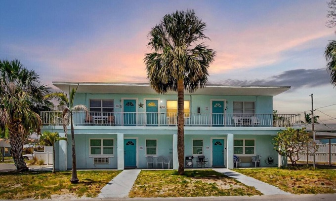 Indian Rocks Beach Apartment | 1BR Coastal Escape - 5 min Walk to Beach!