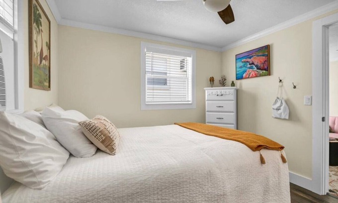 Safety Harbor Hotel | 1BR Harbor Haven Cozy Queen Bed Downtown