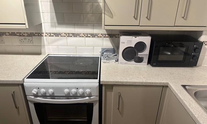 Peterborough Apartment | 1br-sleeps2-parking-quietstay-citycentre