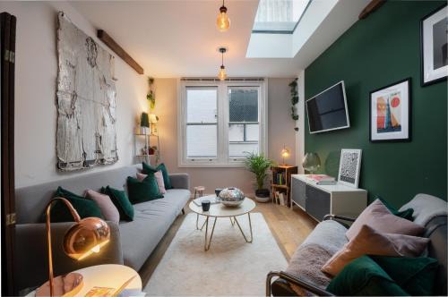 Spitalfields Apartment | 1BR Stylish Flat by HostaraHomes, Near Liverpool Street, Prime London Location, Sleeps up to 4